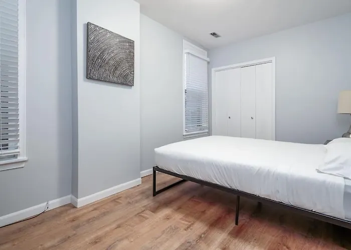 Beautiful Remodeled Penthouse Unit In Old Town