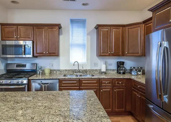 Lincoln Park Living - Suite 2