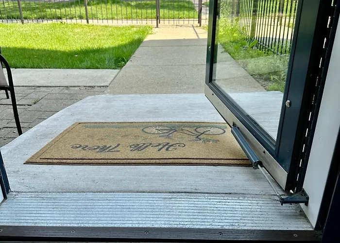 Spacious Row Home Next Transit Near Downtown W Parking
